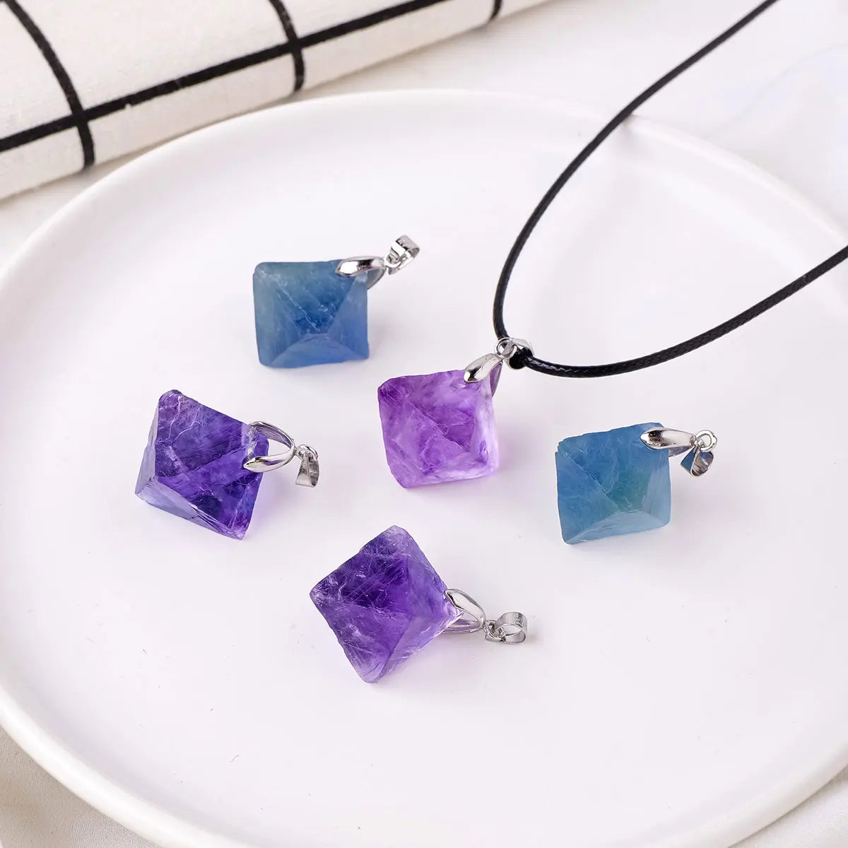 1PC Natural Healing Energy Crystal Stone Colorful Fluorite Crystal Octahedral Pendant Jewelry Women's Necklace Gift